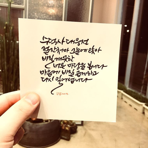절간 처마 그늘에 앉아
